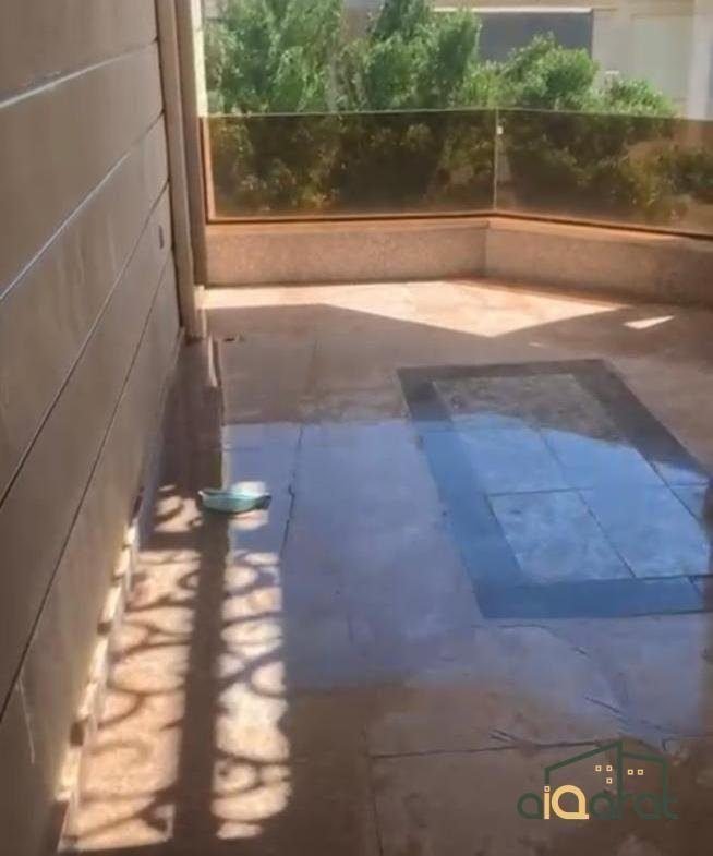 شقة مؤثثة بالكامل للايجار بمجمع سكني في شارع الاميرات بالقرب من السفارة المغربية