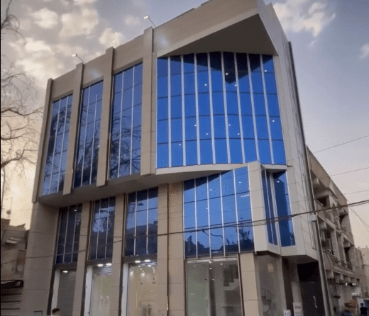 بناية تجارية ركن للبيع او الاستثمار في منطقة الكرادة داخل (١١٠م²) السعر مليون و٢٥٠ الف دولار