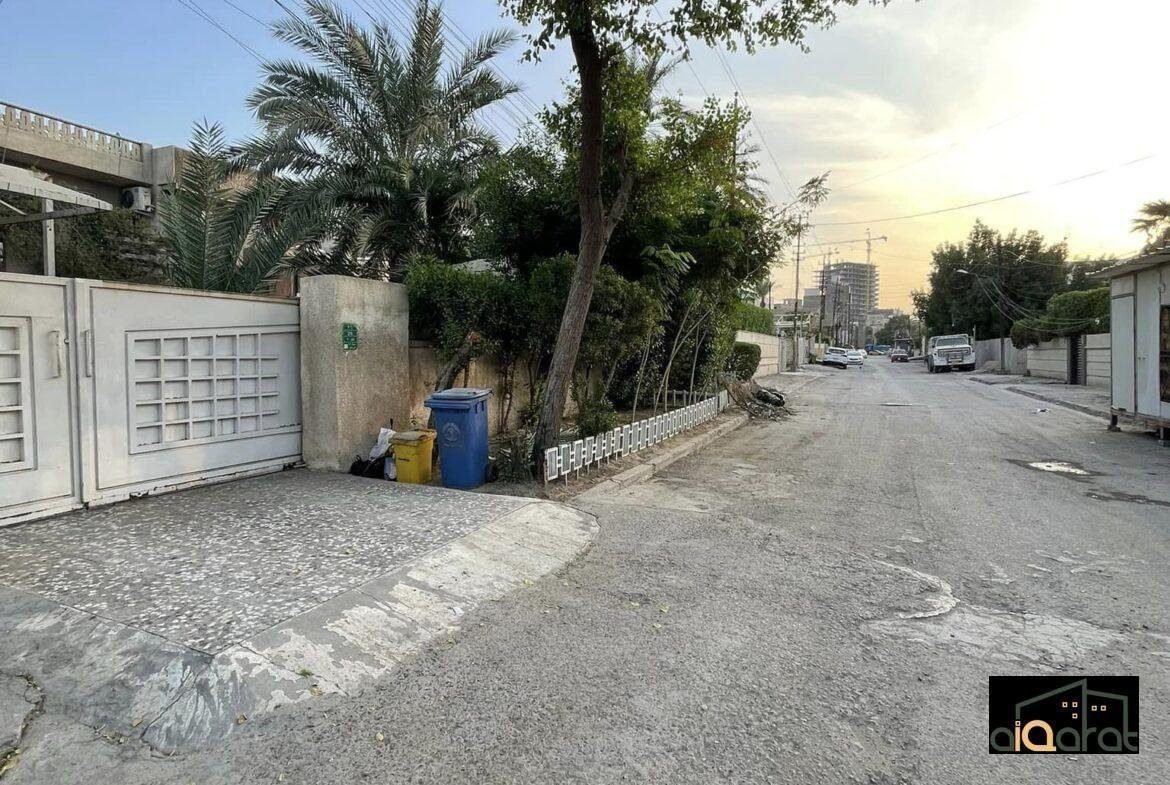 دار سكني للبيع في الكرادة٬ منطقة المسبح (٣٧٥م²) السعر للمتر ٢٥٠٠دولار