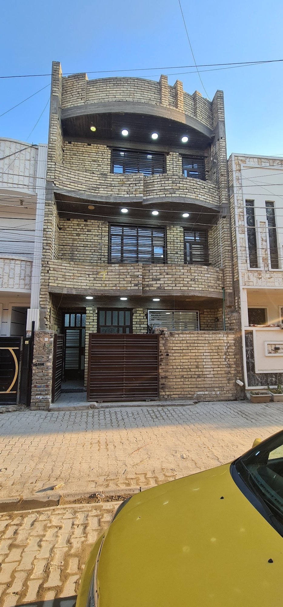 scaled_1000124080
